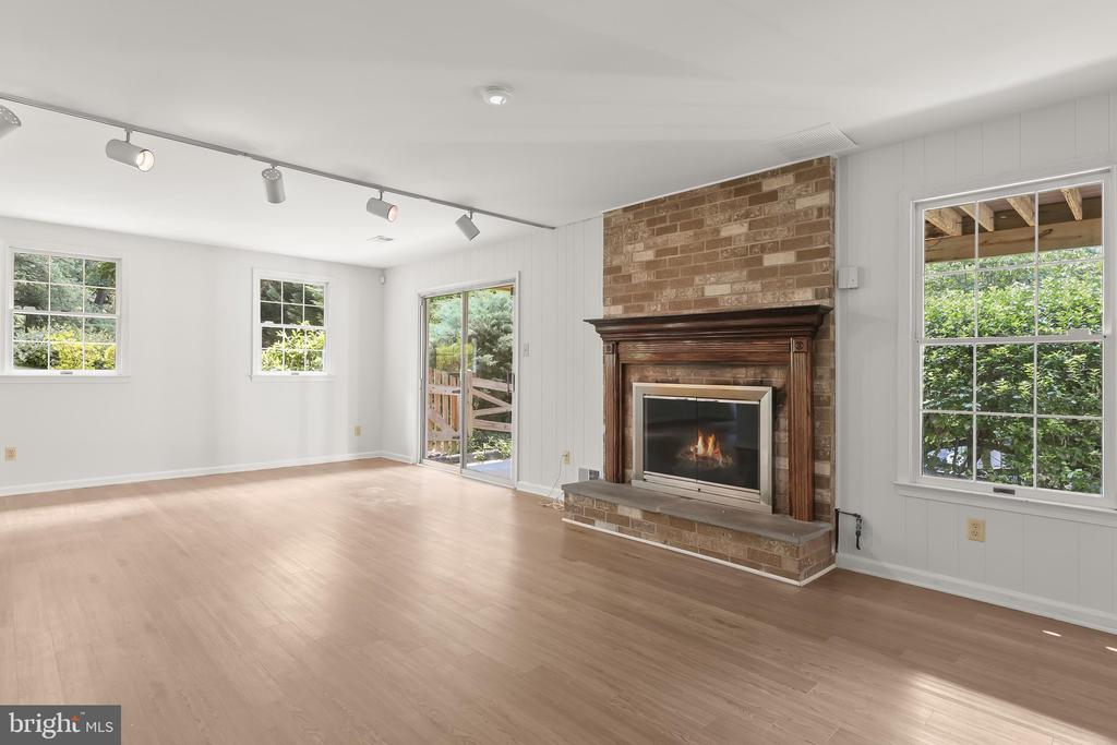 5285 CORNCOCKLE COURT