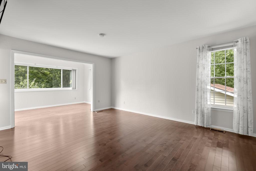 5285 CORNCOCKLE COURT