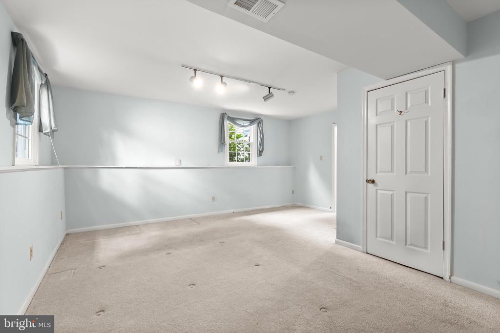 5285 CORNCOCKLE COURT