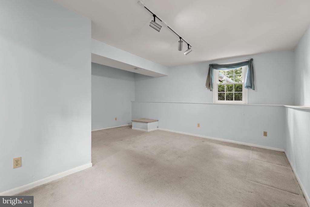5285 CORNCOCKLE COURT