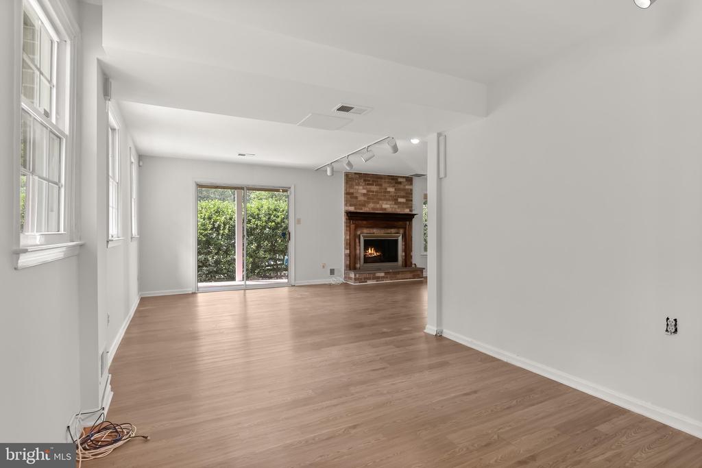 5285 CORNCOCKLE COURT