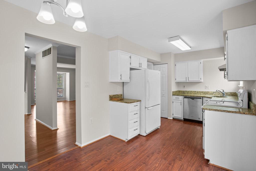 8113 WOODED GLEN COURT