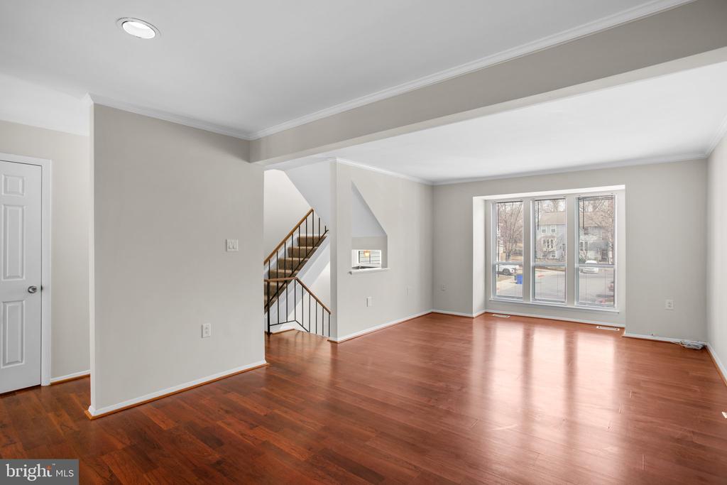 8113 WOODED GLEN COURT