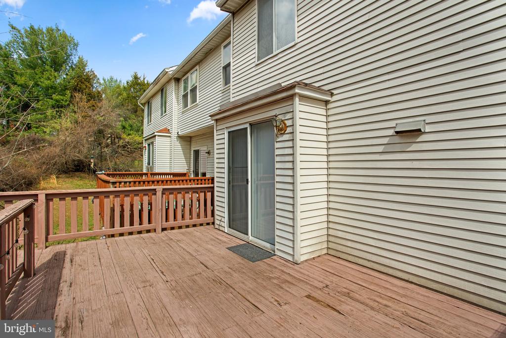 8113 WOODED GLEN COURT