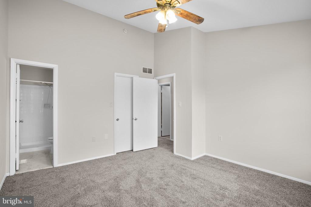 8113 WOODED GLEN COURT
