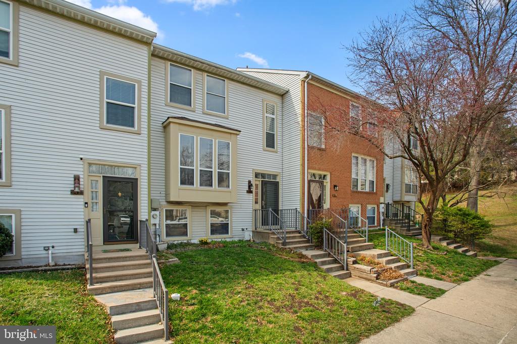 8113 WOODED GLEN COURT