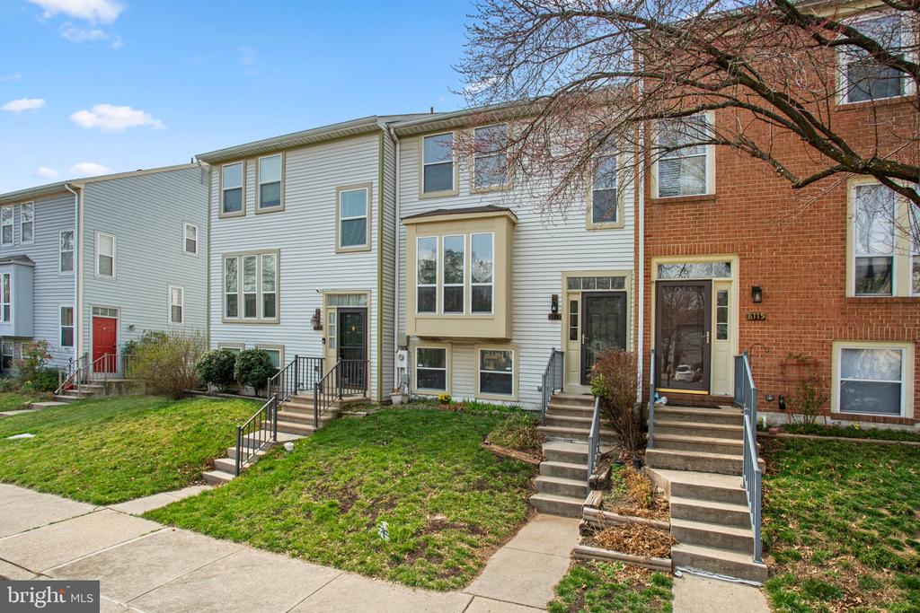 8113 WOODED GLEN COURT