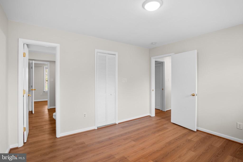 8113 WOODED GLEN COURT