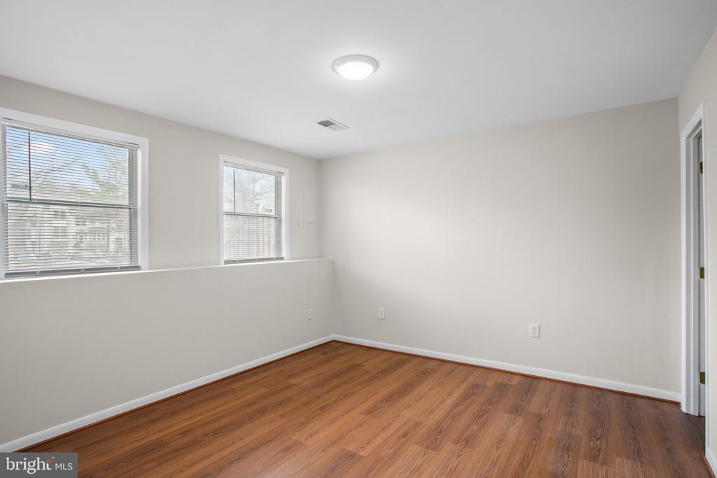 8113 WOODED GLEN COURT