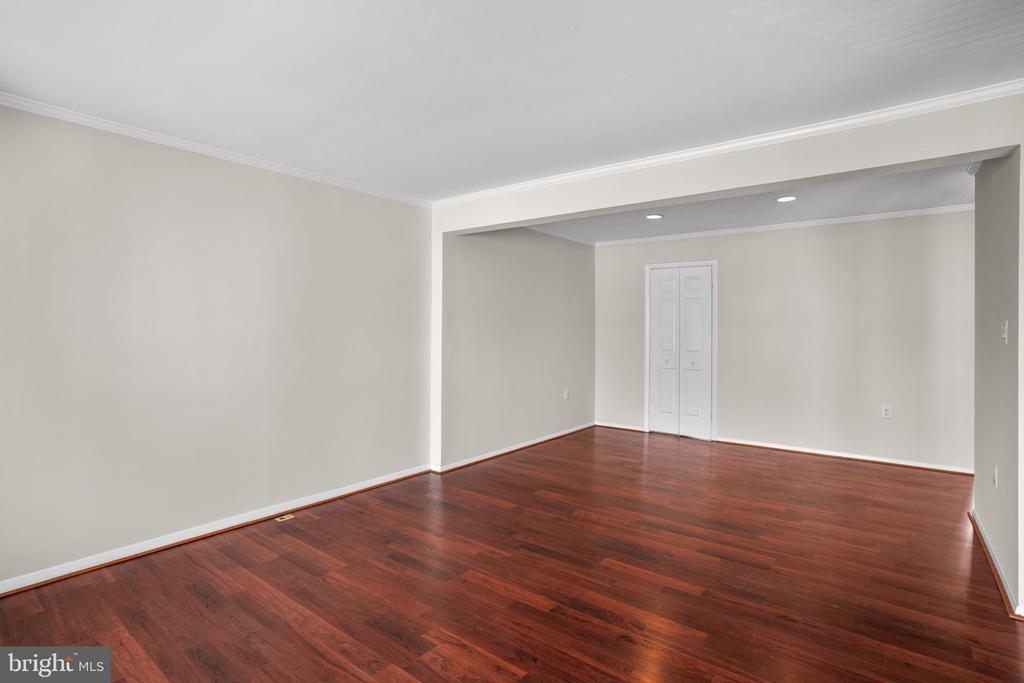 8113 WOODED GLEN COURT