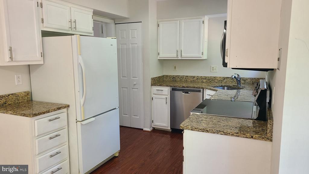 8113 WOODED GLEN COURT