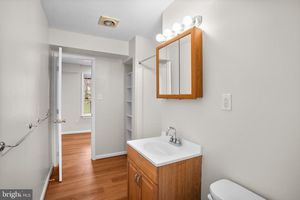 8113 WOODED GLEN COURT