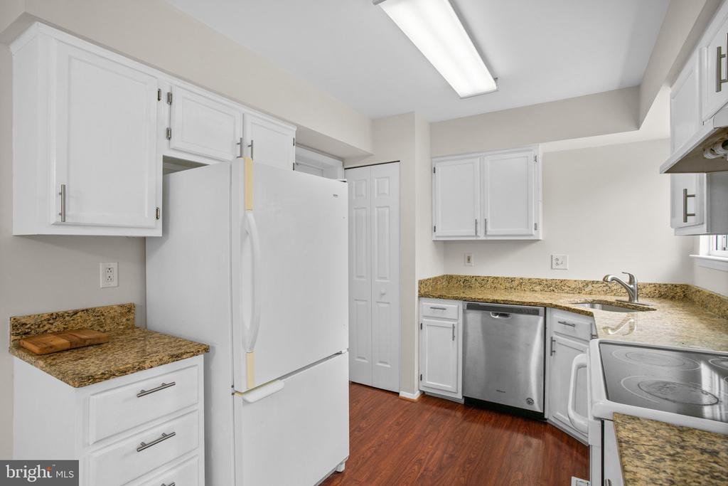 8113 WOODED GLEN COURT
