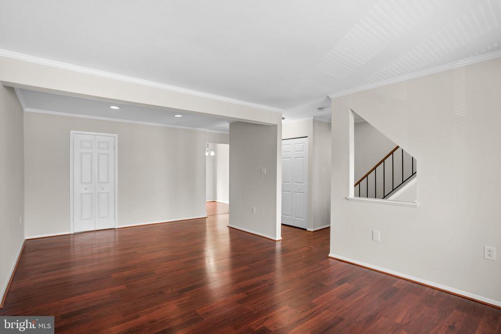 8113 WOODED GLEN COURT