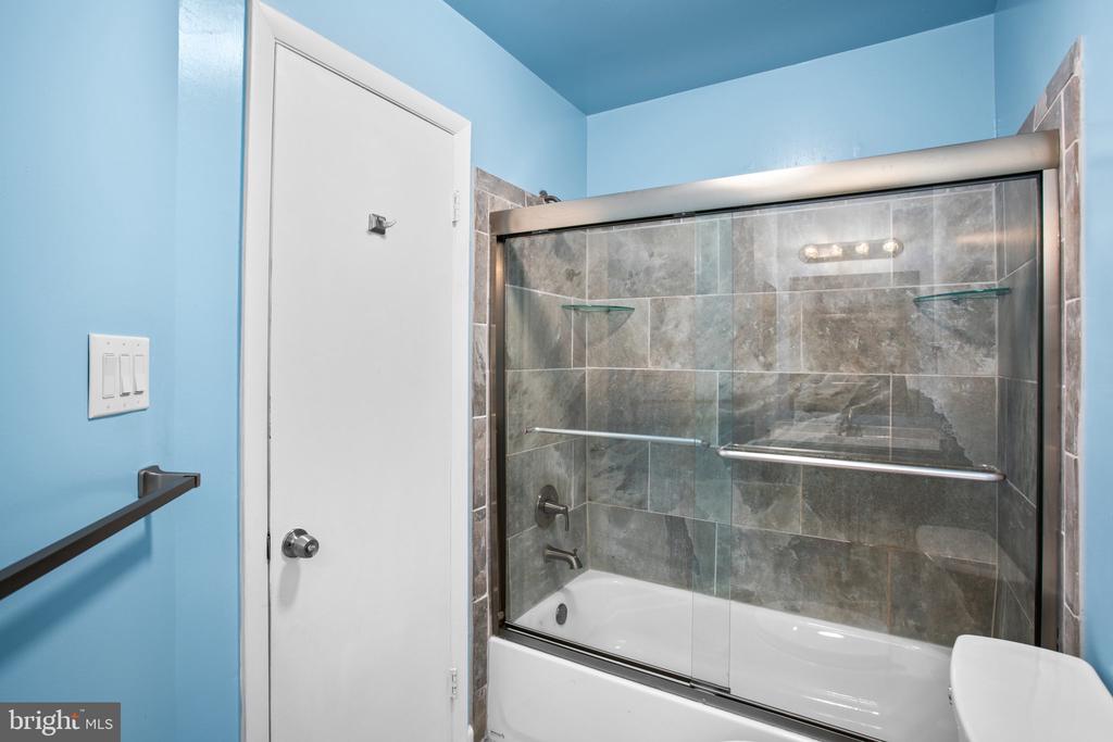 8113 WOODED GLEN COURT
