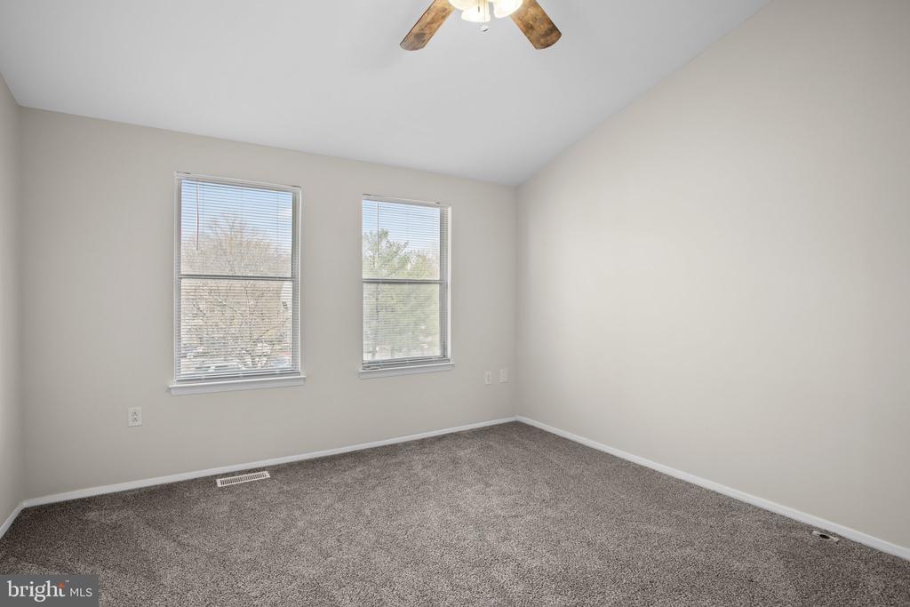 8113 WOODED GLEN COURT