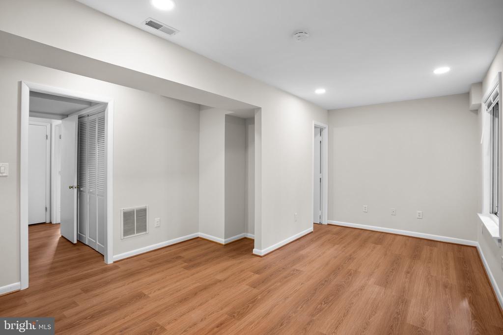 8113 WOODED GLEN COURT