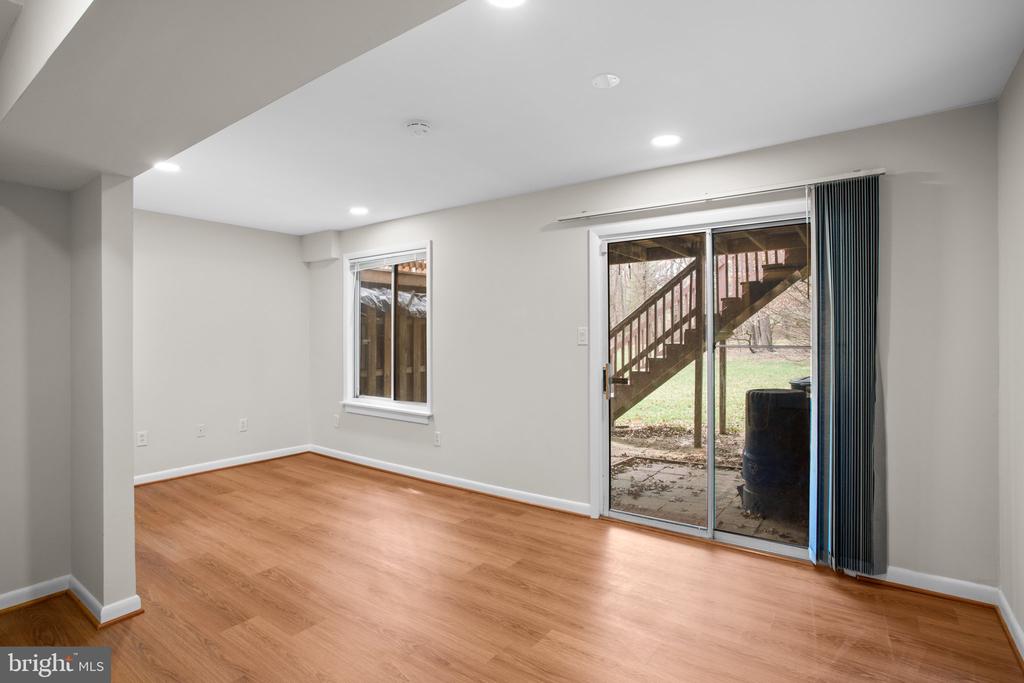 8113 WOODED GLEN COURT