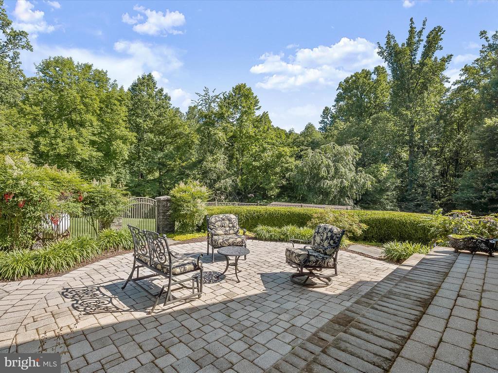 4633 DUSTIN RD