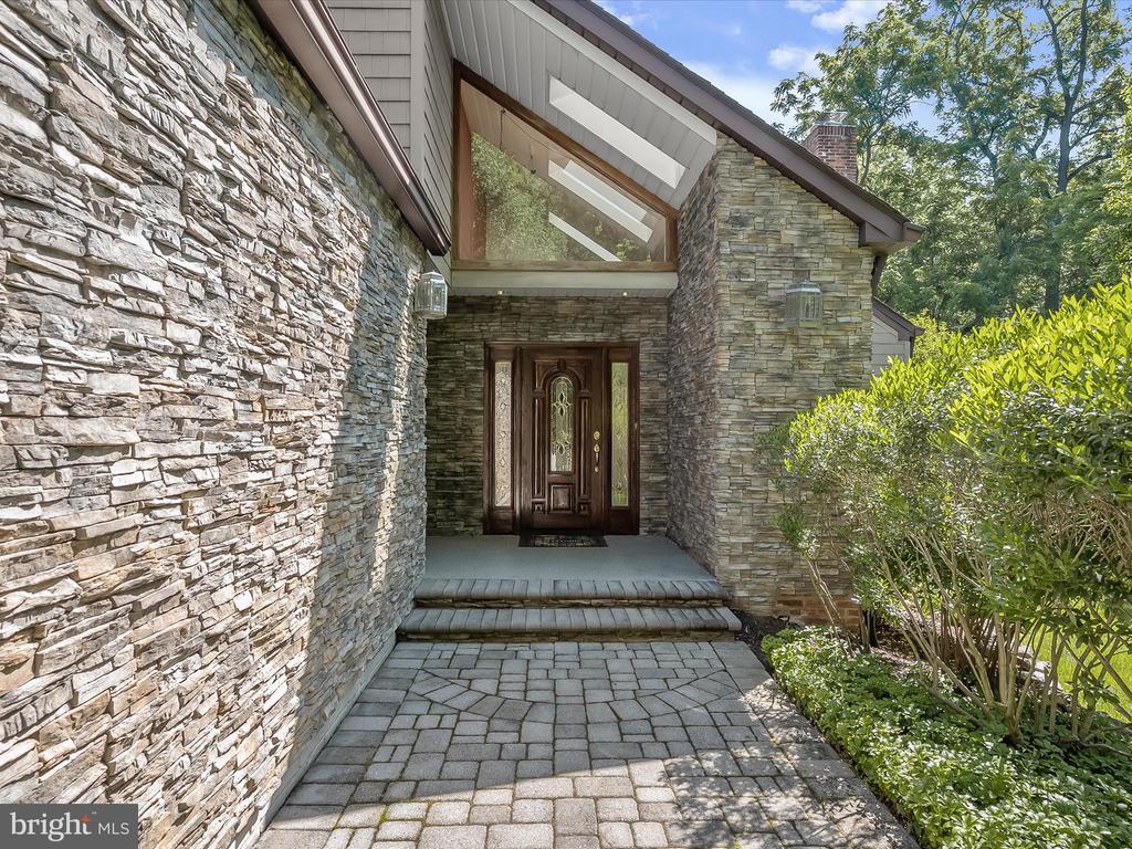 4633 DUSTIN RD