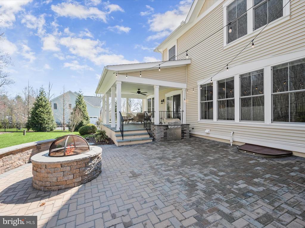 10152 SYCAMORE HOLLOW LN