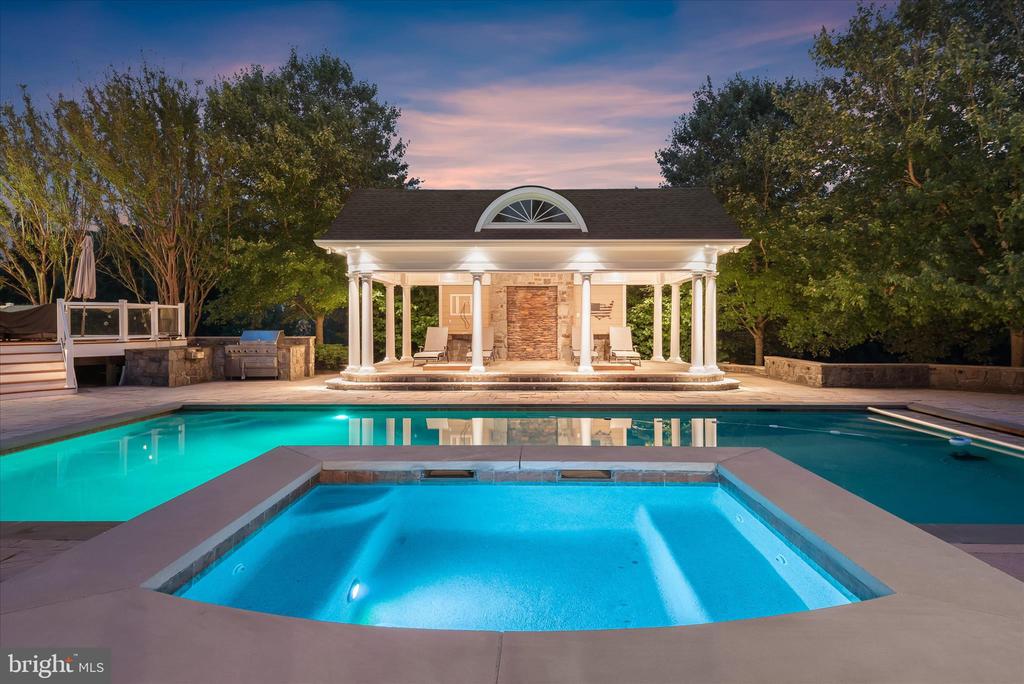 10130 SYCAMORE HOLLOW LN
