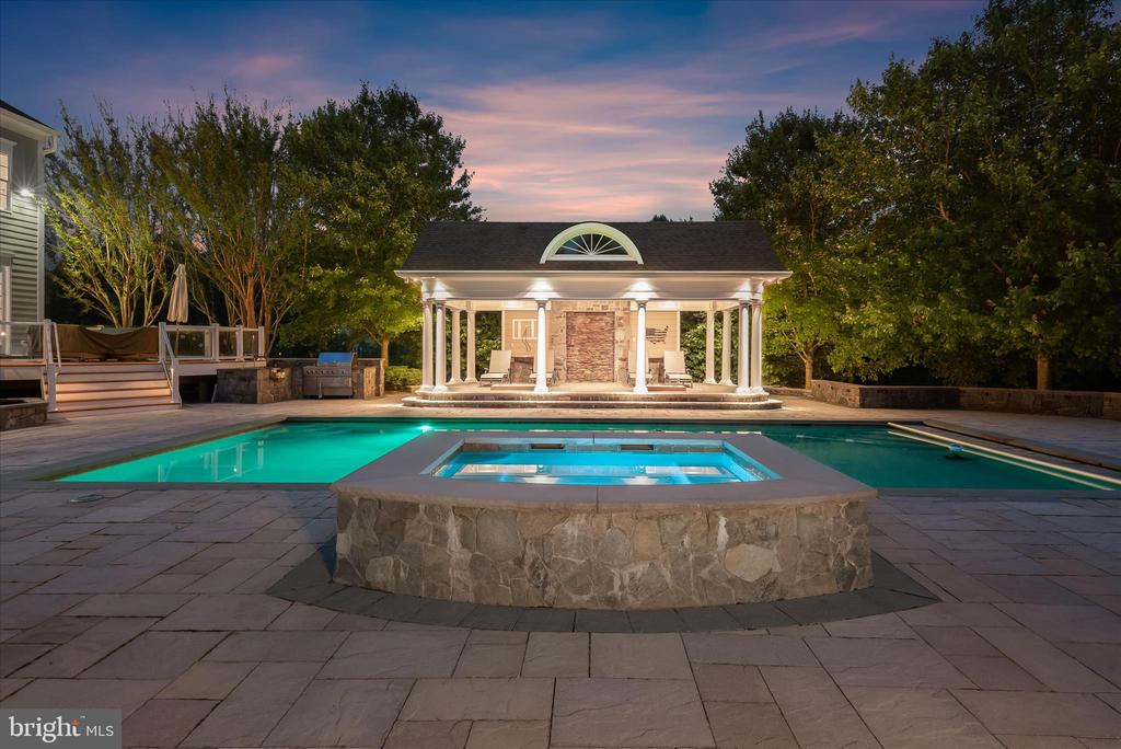 10130 SYCAMORE HOLLOW LN