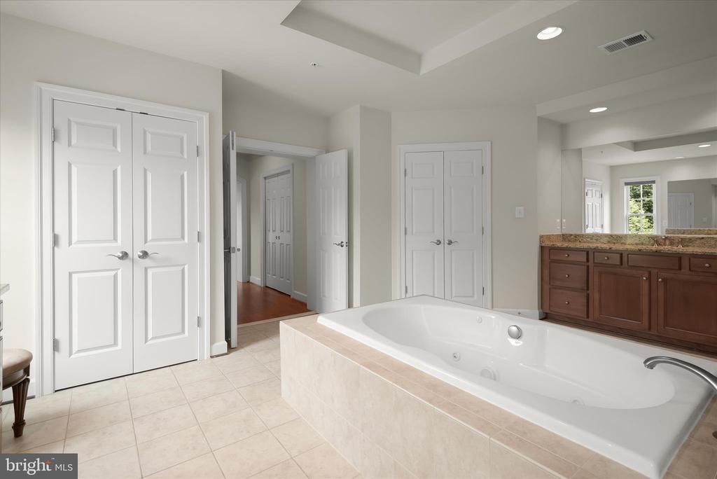 10130 SYCAMORE HOLLOW LN