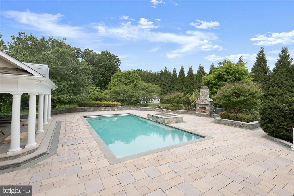 10130 SYCAMORE HOLLOW LN
