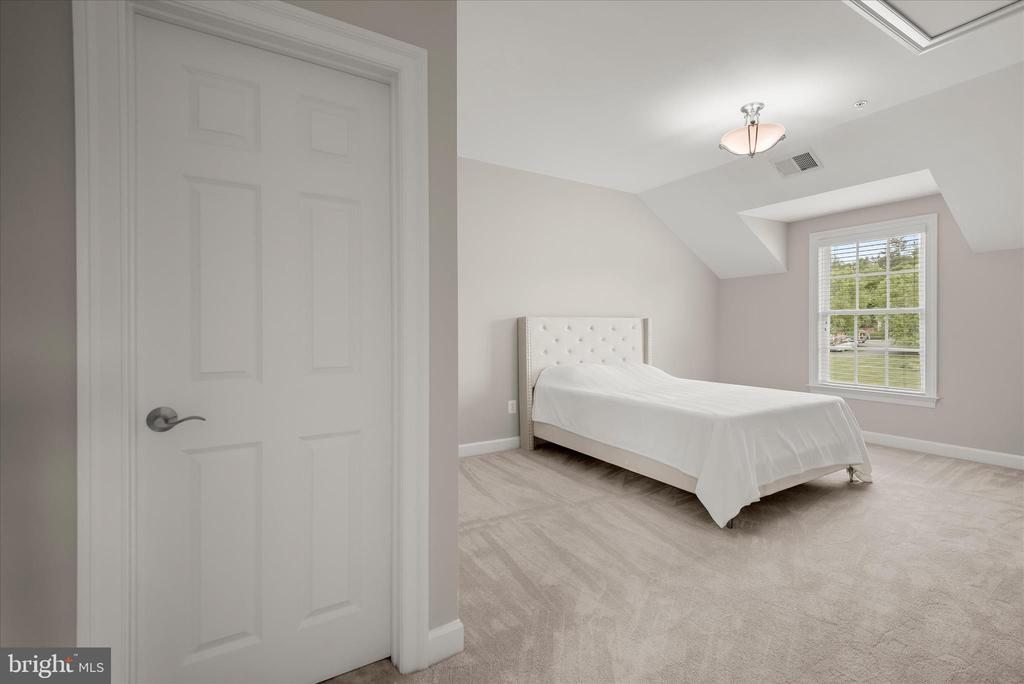 10130 SYCAMORE HOLLOW LN
