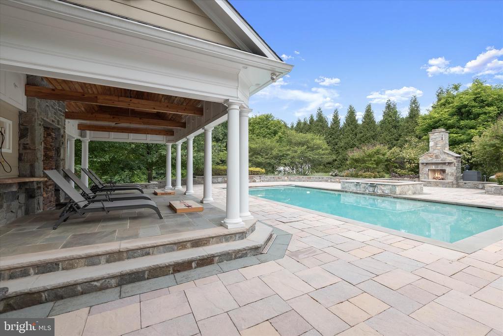 10130 SYCAMORE HOLLOW LN