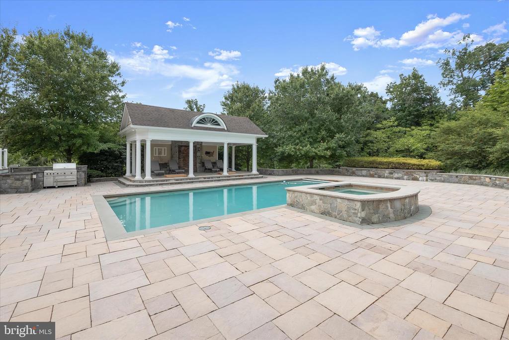 10130 SYCAMORE HOLLOW LN
