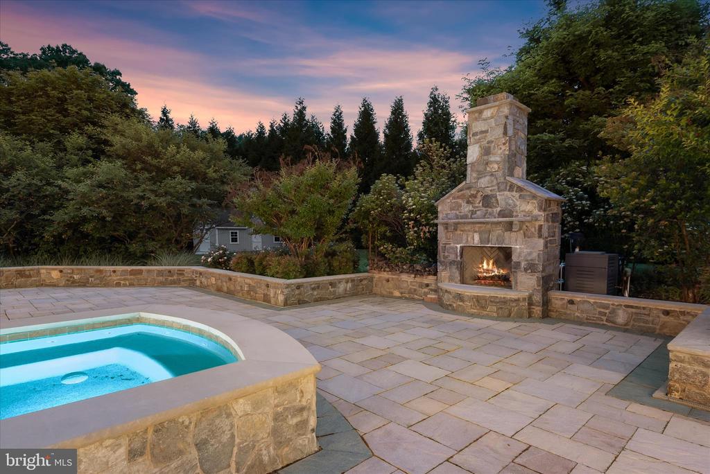 10130 SYCAMORE HOLLOW LN