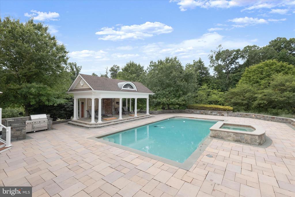 10130 SYCAMORE HOLLOW LN