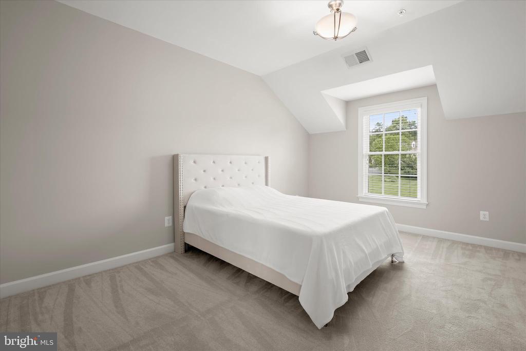 10130 SYCAMORE HOLLOW LN