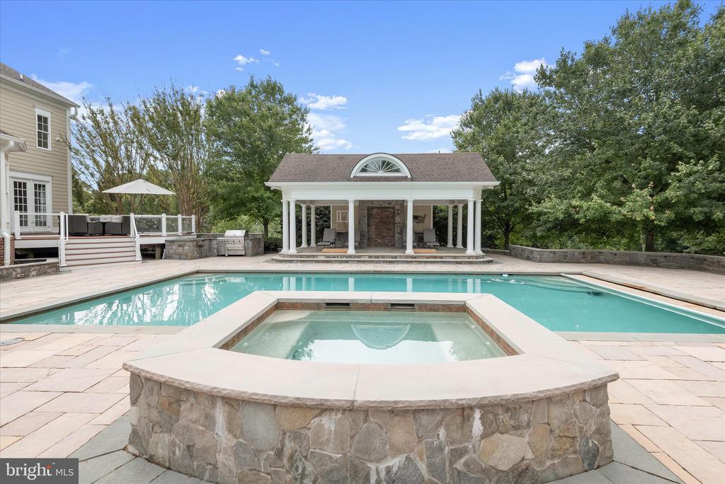 10130 SYCAMORE HOLLOW LN