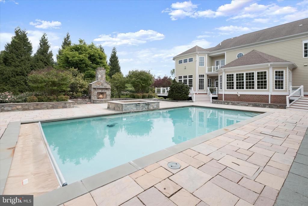 10130 SYCAMORE HOLLOW LN