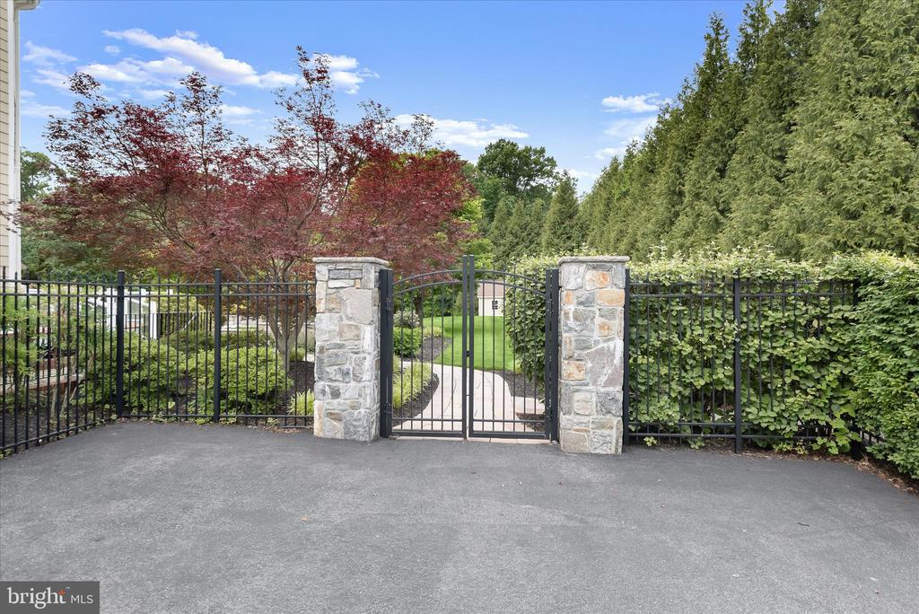 10130 SYCAMORE HOLLOW LN