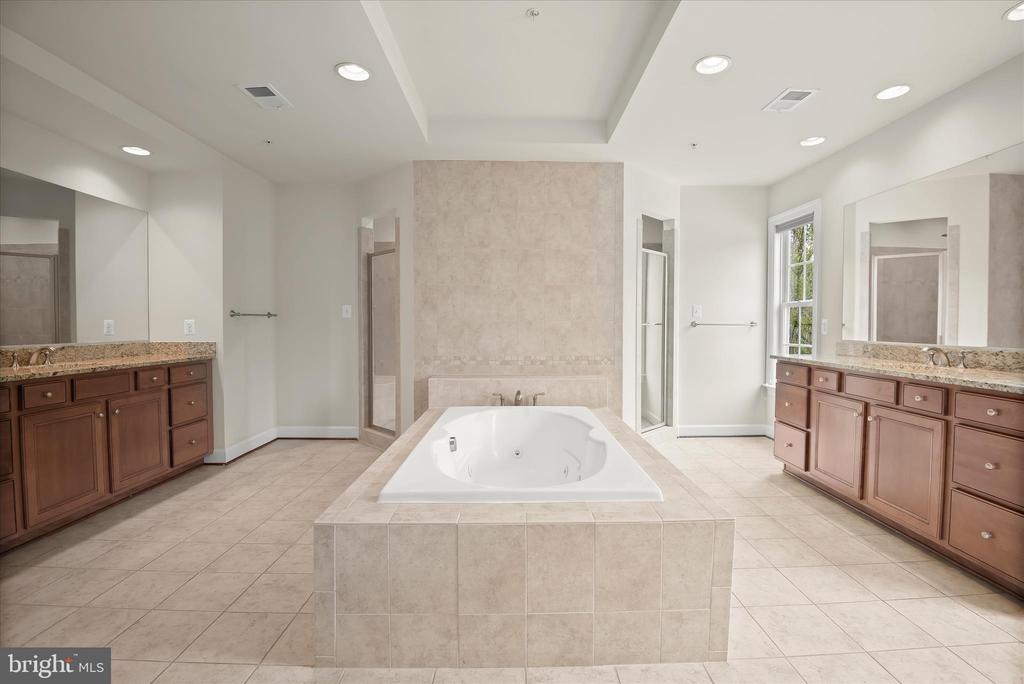 10130 SYCAMORE HOLLOW LN