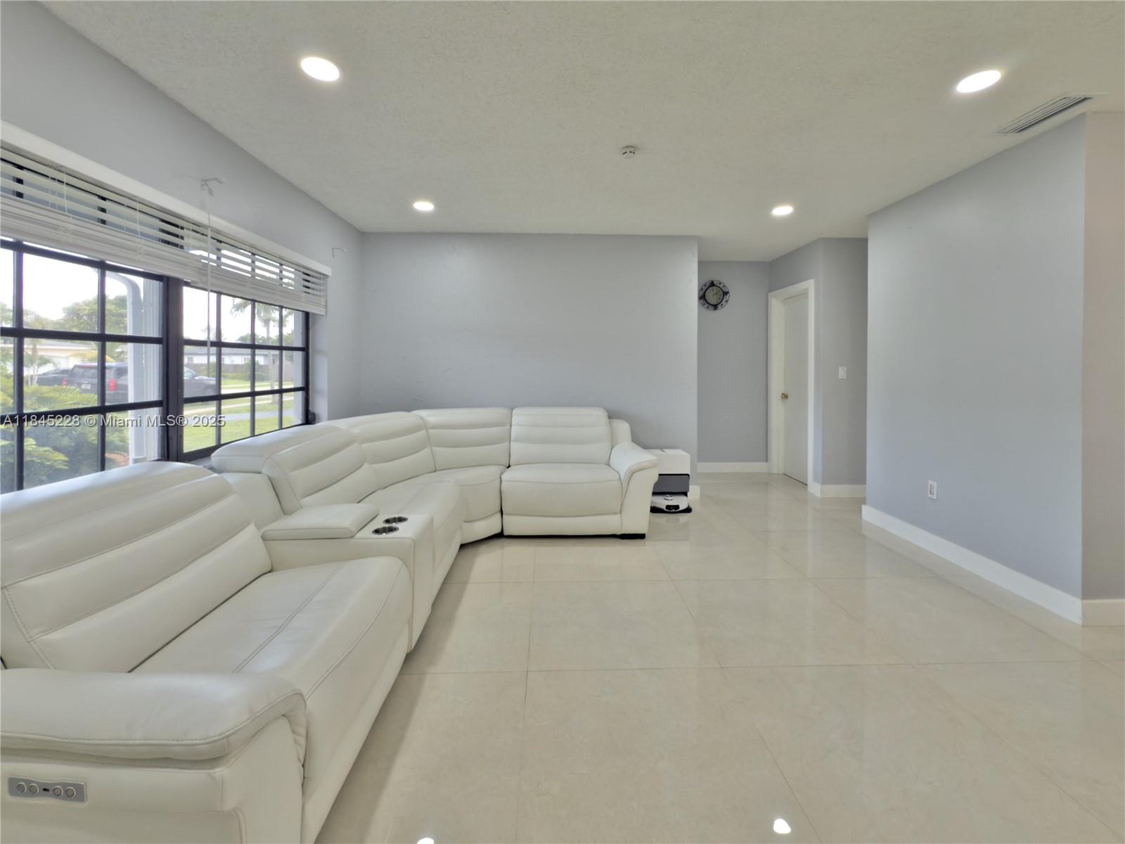 1600 N 73rd Ave