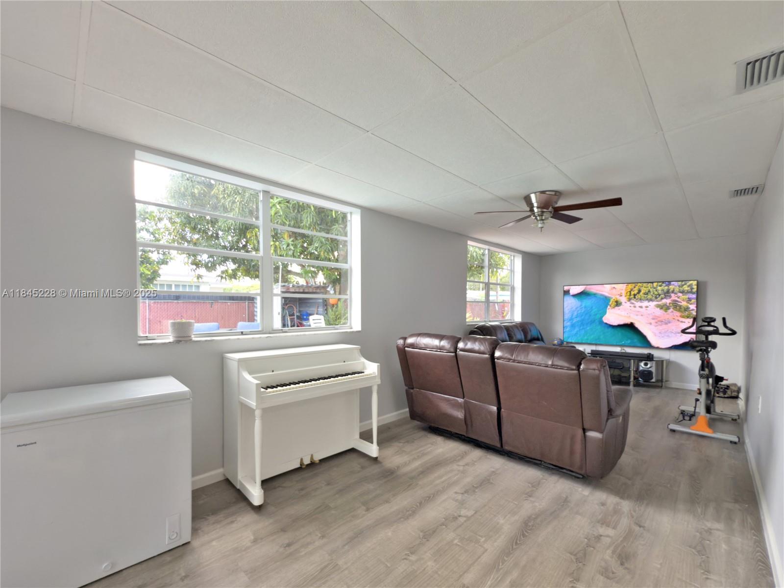 1600 N 73rd Ave