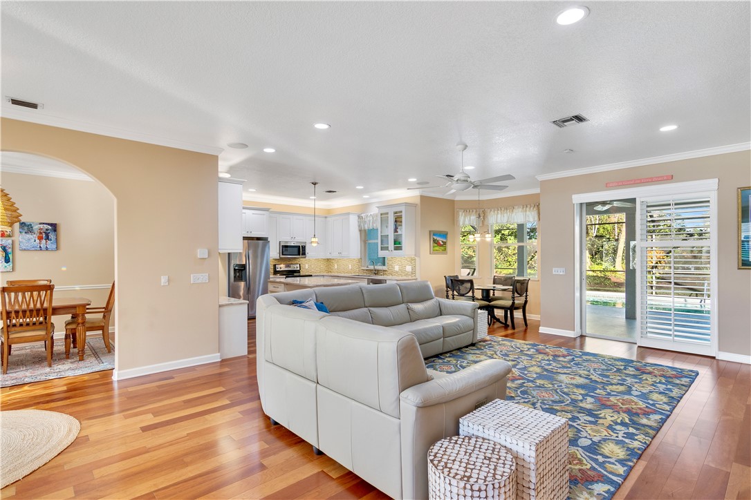 736 Hampton Woods Lane SW