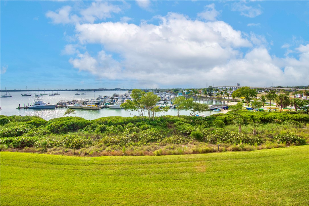 33 Harbour Isle Drive W 306