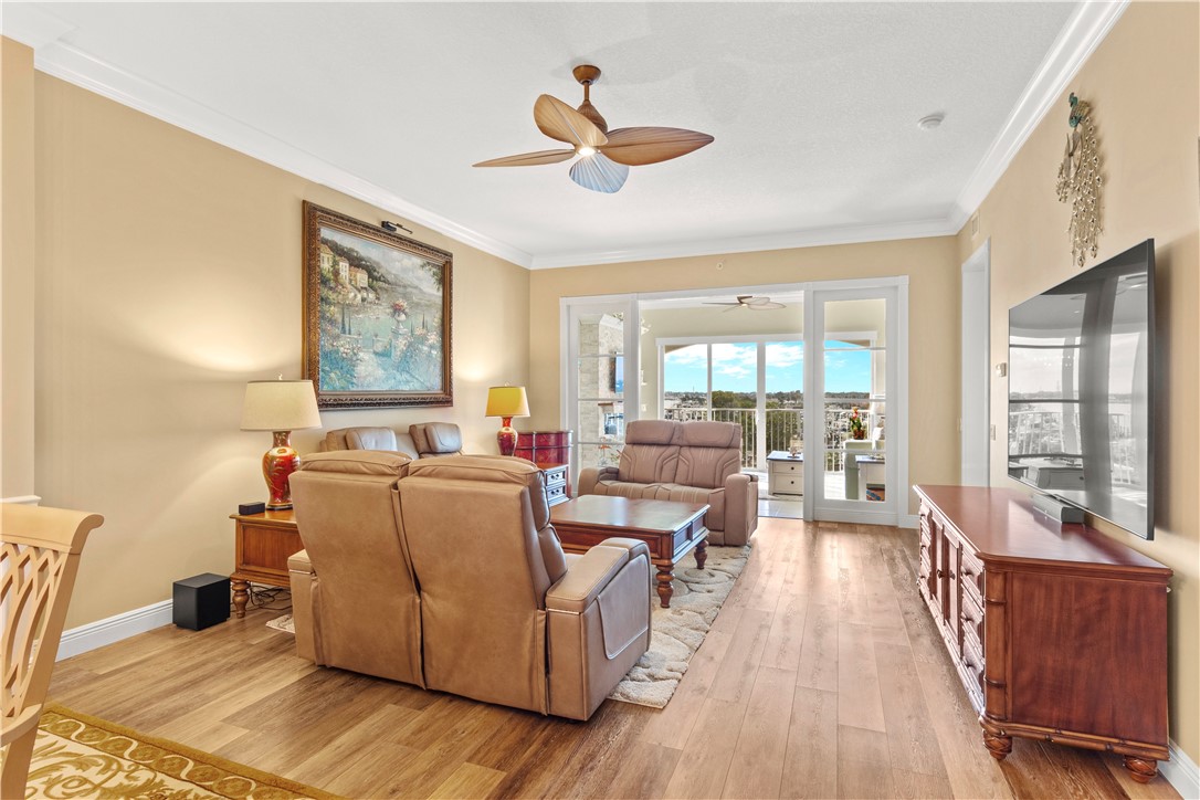 33 Harbour Isle Drive W 306