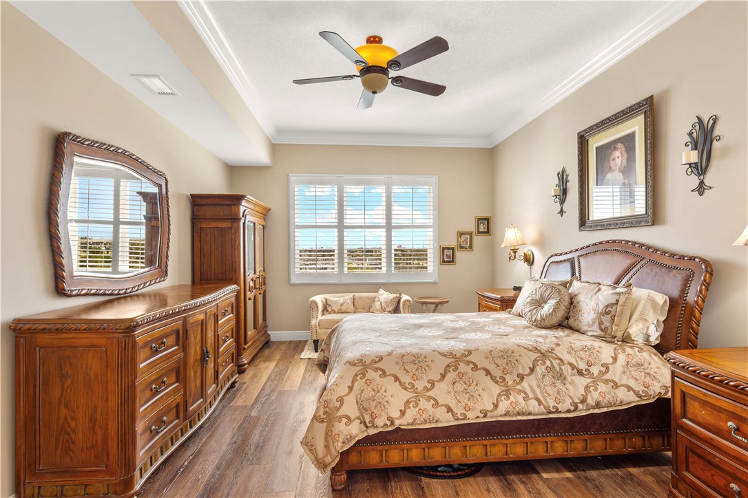 33 Harbour Isle Drive W 306