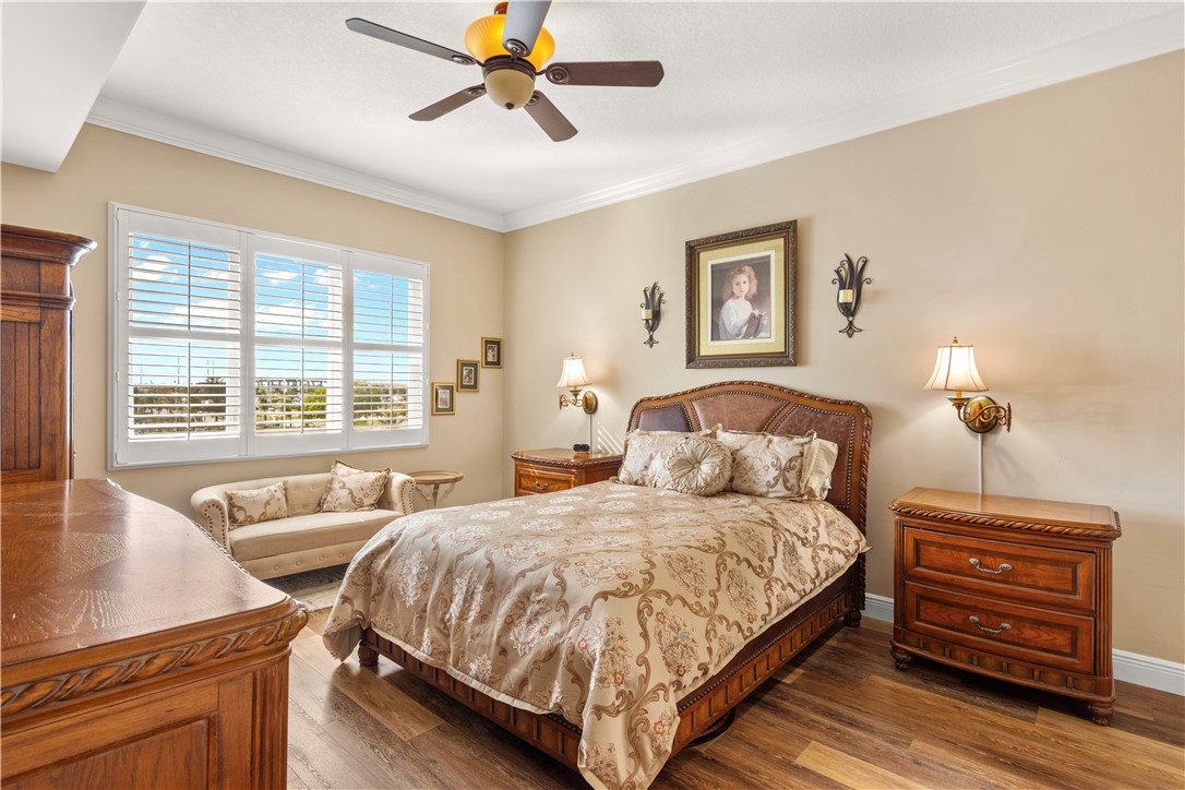 33 Harbour Isle Drive W 306