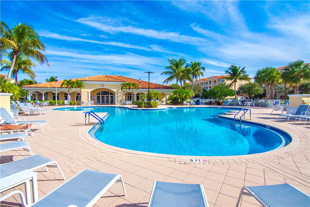 33 Harbour Isle Drive W 306