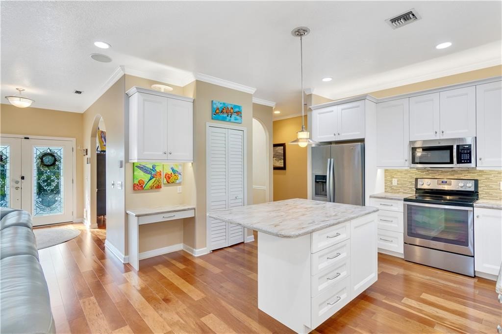 736 Hampton Woods Lane SW