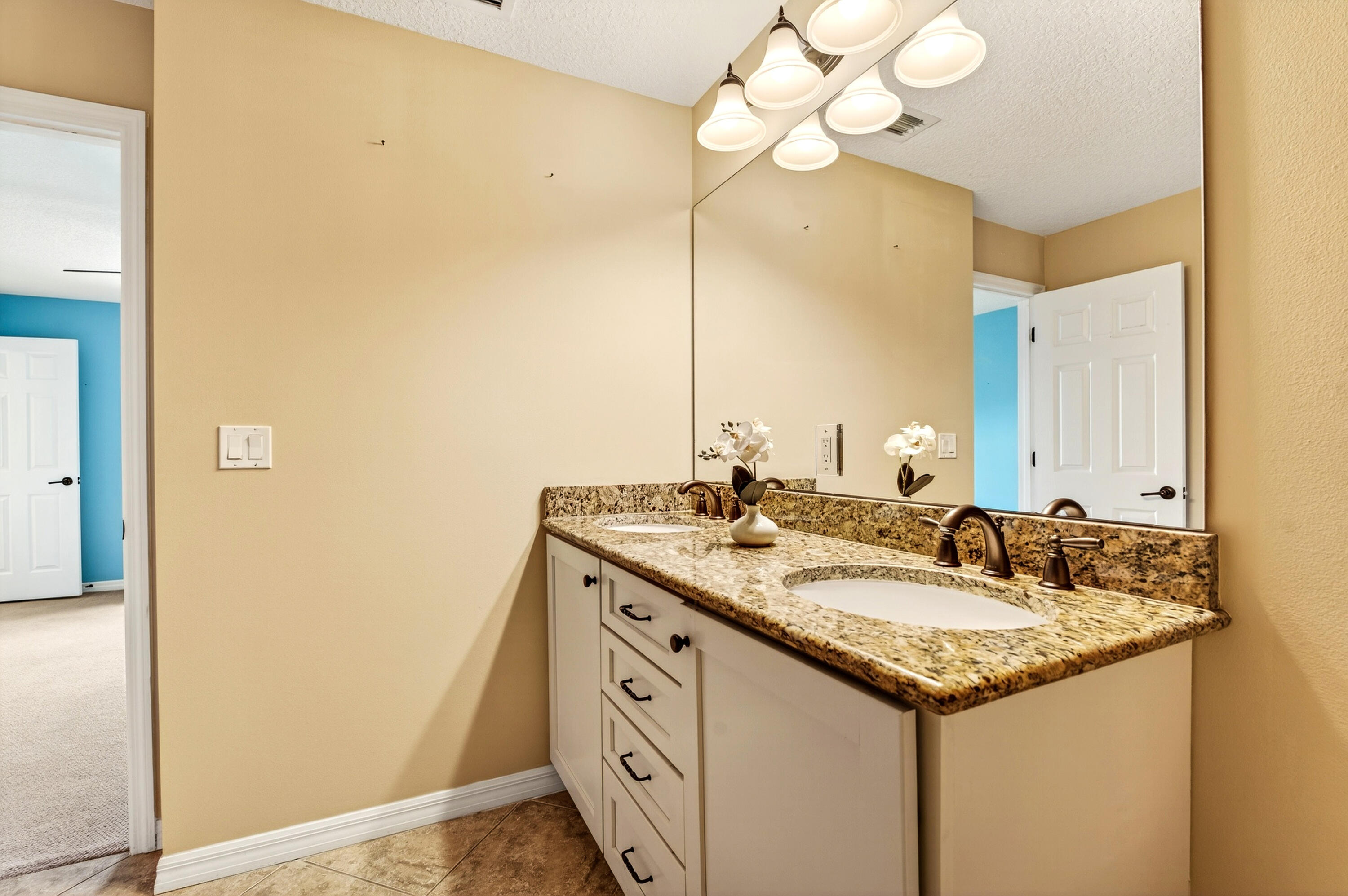 1117 Normandie Way