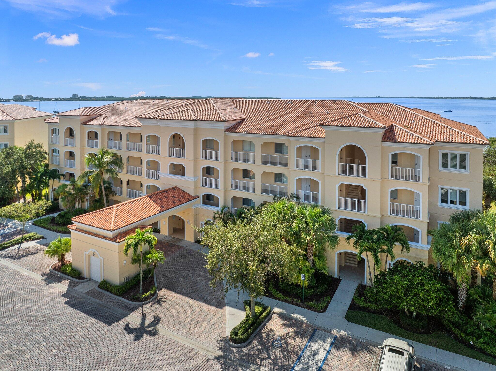 27 Harbour Isle Drive W 203